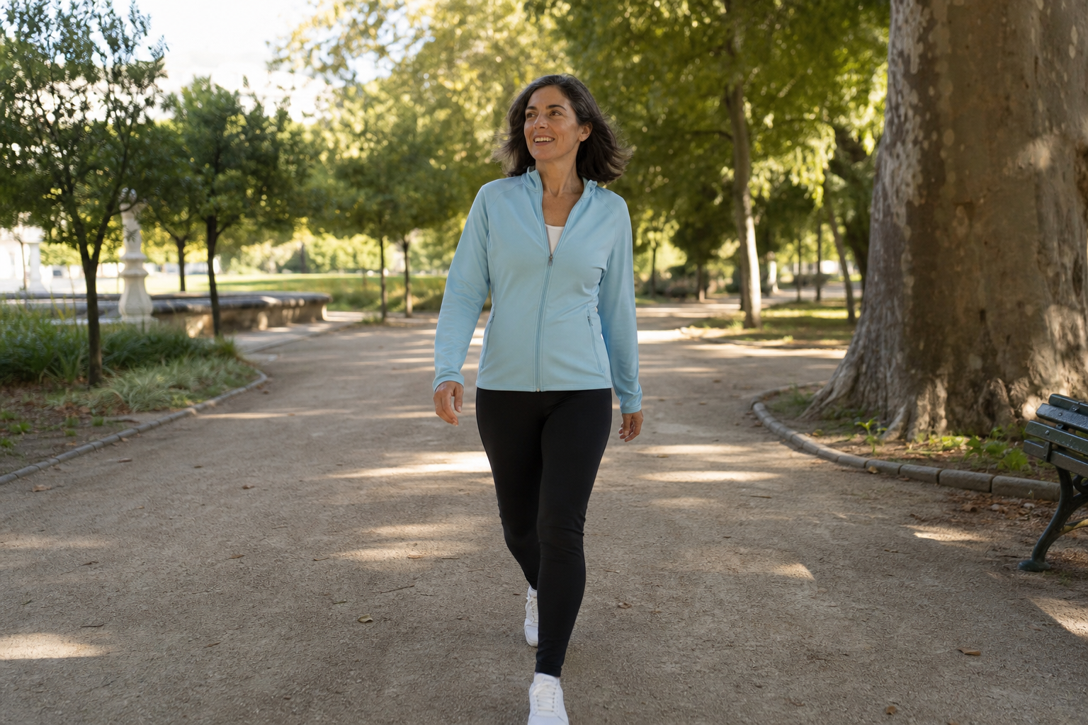 Maria Fernandes a caminhar num parque de Lisboa